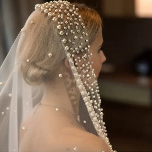 New Wedding veil with pearls - Picture 3 of 8